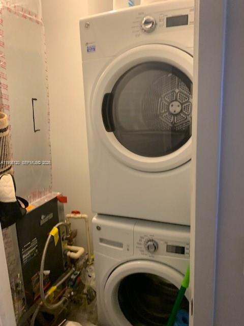 1010 Brickell Avenue, Unit 1510 Miami, FL 33131 - Photo 11 of 32 a utility room with dryer and washer
