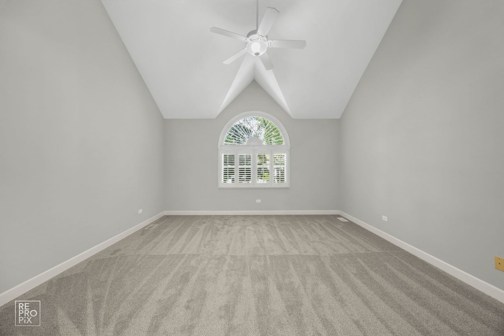 536 West Evergreen Street Wheaton, IL 60187 - Photo 8 of 17 a view of an empty room with a window