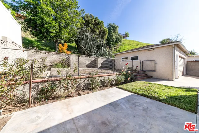 a view of small yard in front of house
