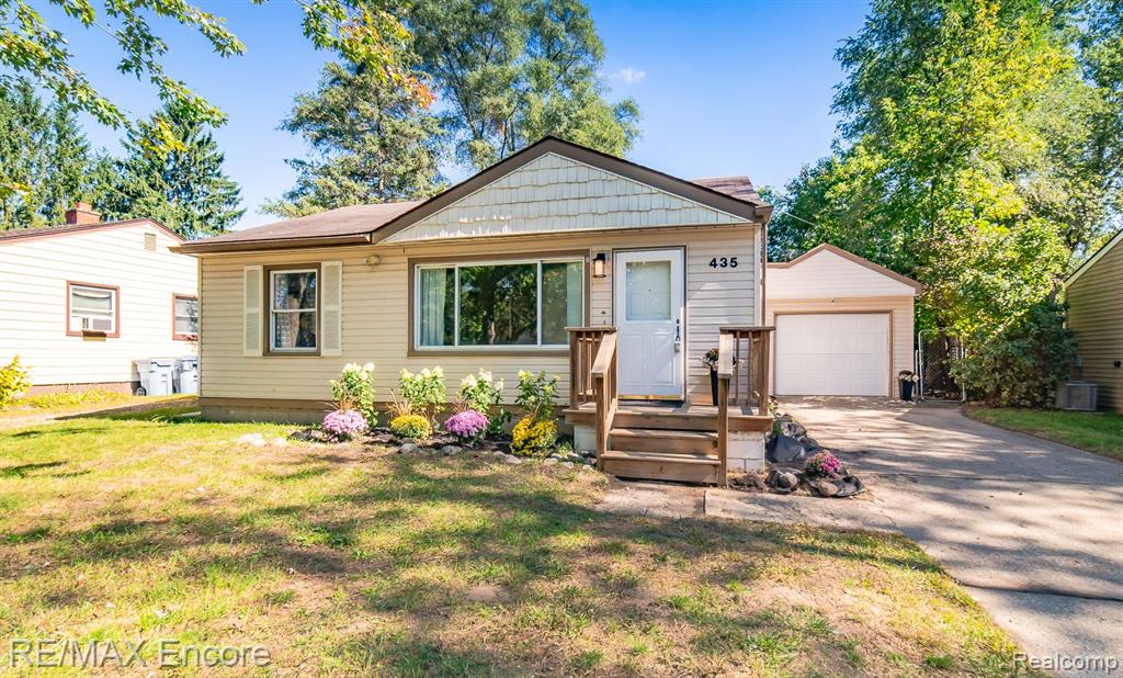 435 Rivard Boulevard Waterford, MI 48327 - Photo 1 of 37