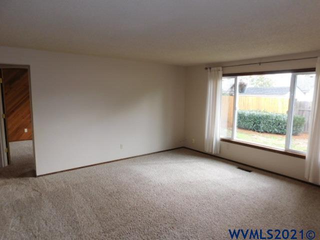 1044 Sharon Loop Southeast Salem, OR 97306 - Photo 3 of 29 Gallery Image 3