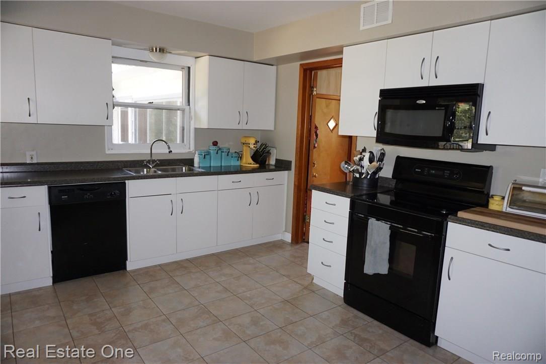 1150 Thames Drive Rochester, MI 48307 - Photo 9 of 17 DSC02138.JPG