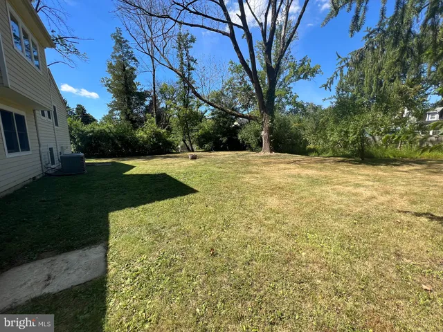 a view of a yard with a house