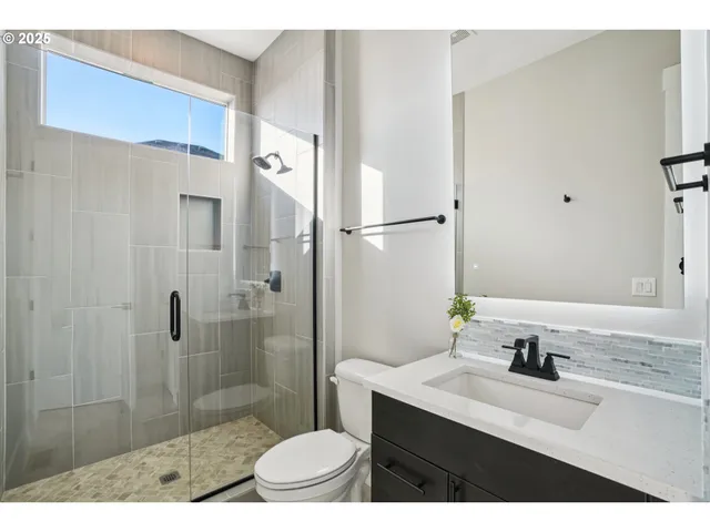 $1,145,000 | 900 West Magnolia Loop, Washougal, WA 98671