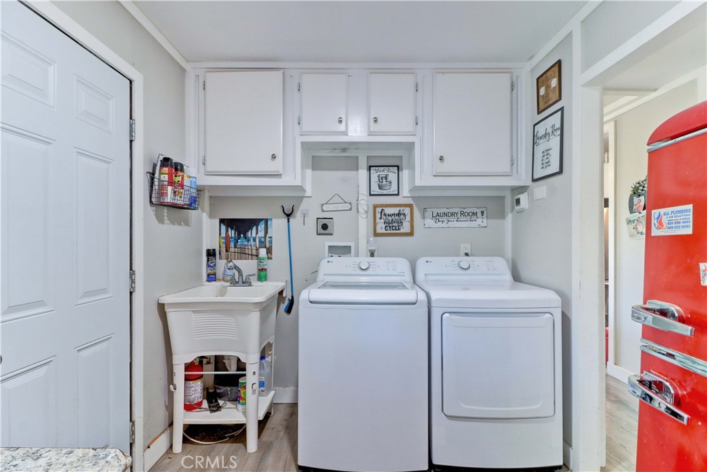 480 Deerhill Road Perris, CA 92570 - Photo 38 of 39 a view of kitchen and sink with washer and dryer