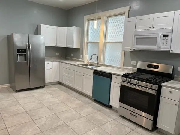 $2,500 | 8153 South Exchange Avenue, Chicago, IL 60617