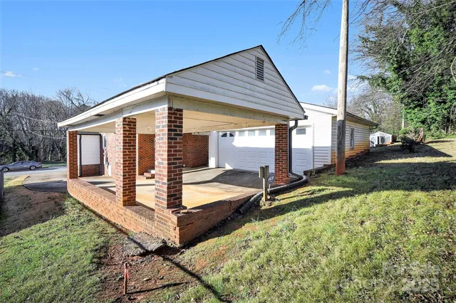 a view of a house with backyard