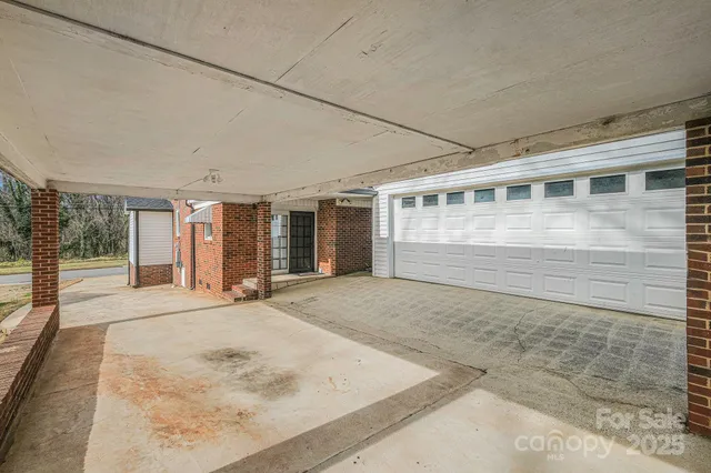 a view of a house with a backyard