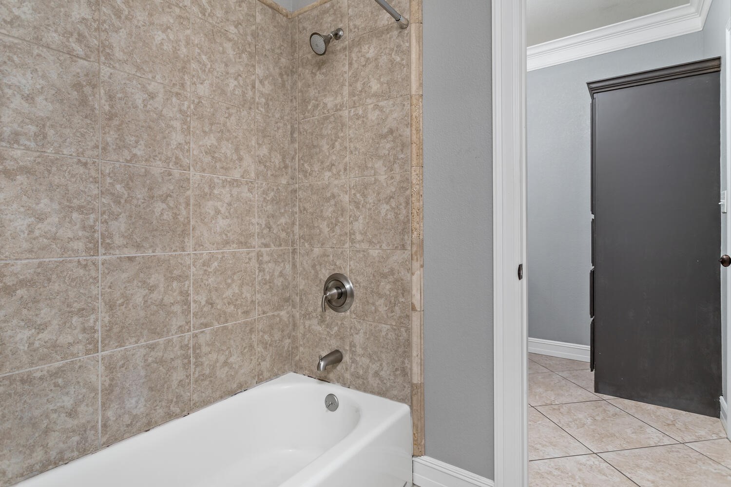 6461 Bell Pointe Beaumont, TX 77706 - Photo 26 of 33 a bathroom with a bathtub