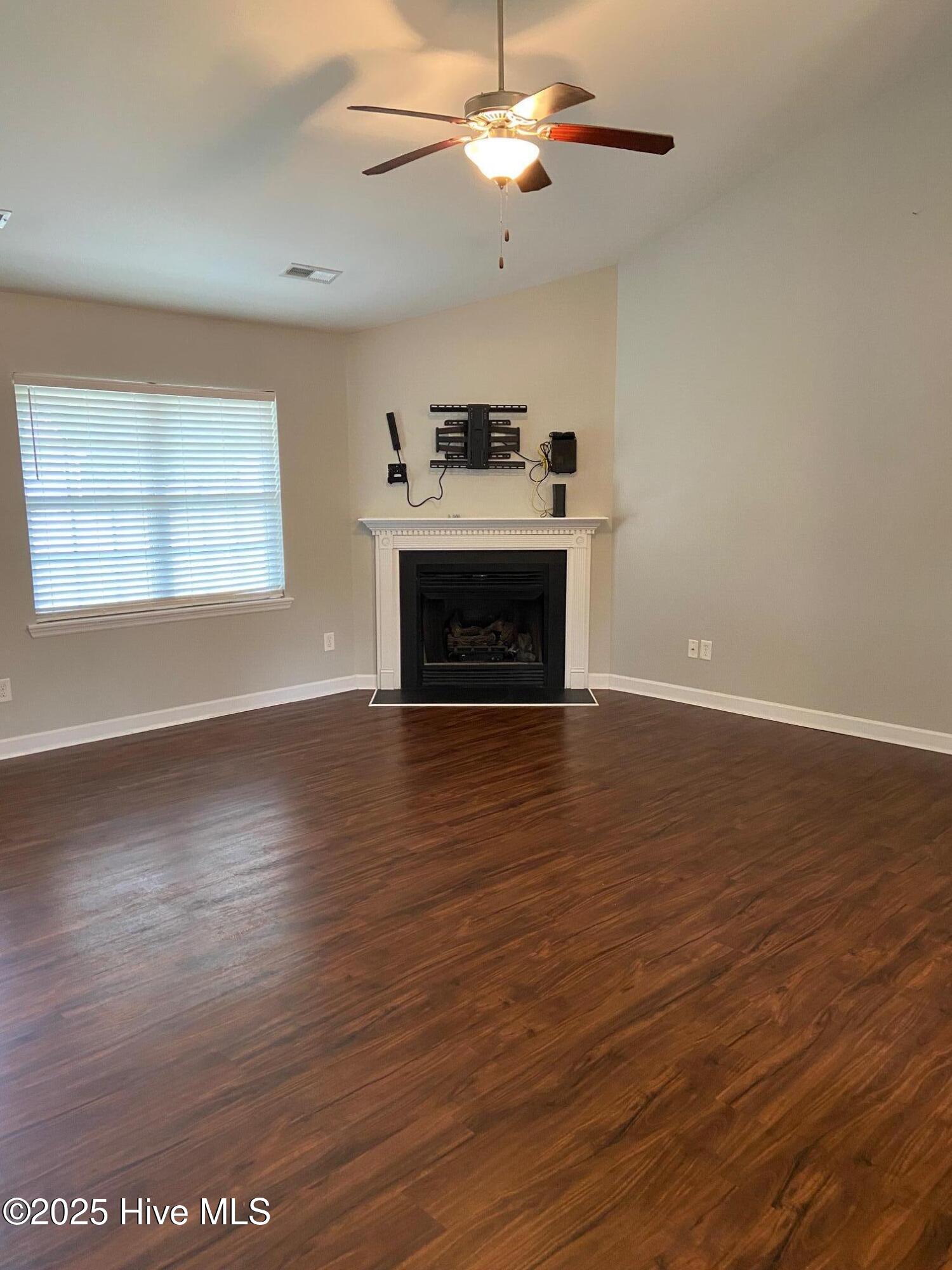 306 Basil Court Hubert, NC 28539 - Photo 8 of 39 living 10.14