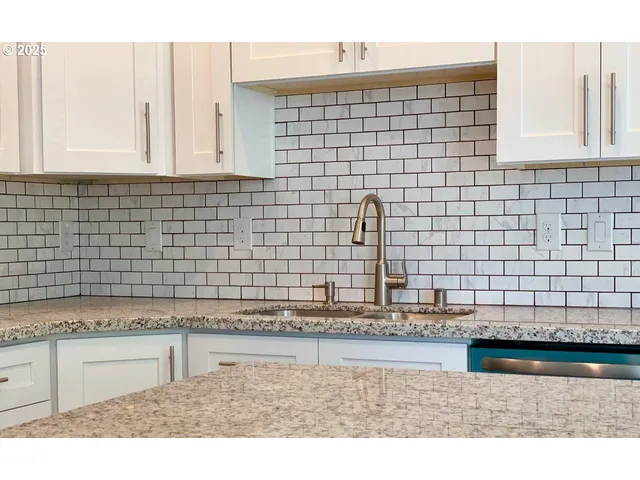 $879,900 | 10703 Northeast 70th Street, Vancouver, WA 98662