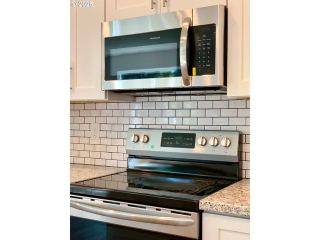 $879,900 | 10703 Northeast 70th Street, Vancouver, WA 98662