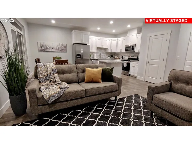 $879,900 | 10703 Northeast 70th Street, Vancouver, WA 98662