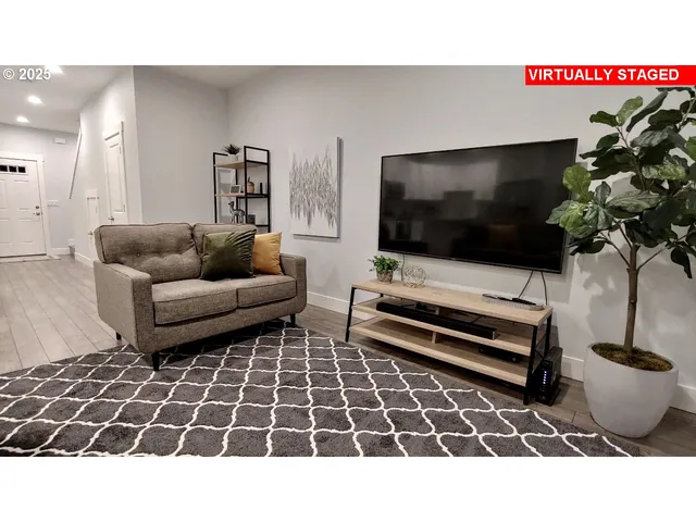 $879,900 | 10703 Northeast 70th Street, Vancouver, WA 98662