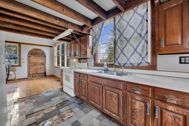 a view of a livingroom with furniture