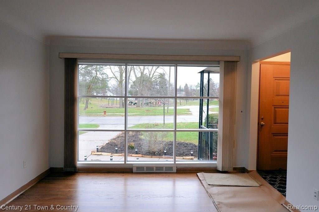 4025 Normandy Road Royal Oak, MI 48073 - Photo 18 of 35 Floor to ceiling window!