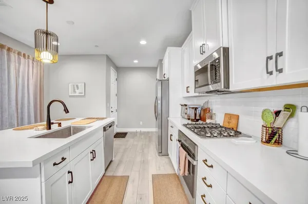 $2,400 | 688 Cottonwood Hl Place, Henderson, NV 89011