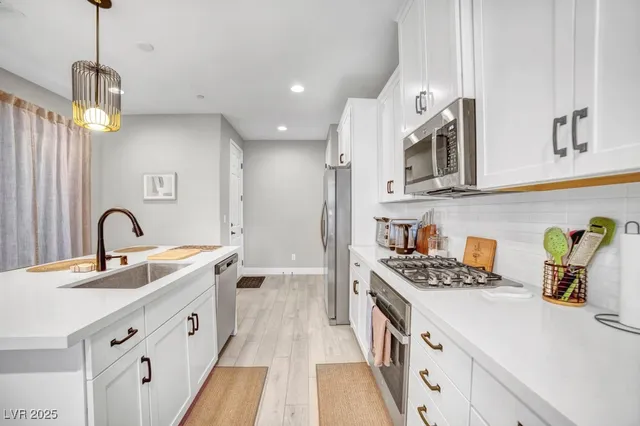 $2,400 | 688 Cottonwood Hl Place, Henderson, NV 89011