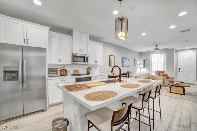 $2,400 | 688 Cottonwood Hl Place, Henderson, NV 89011