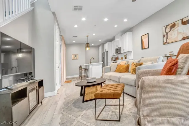 $2,400 | 688 Cottonwood Hl Place, Henderson, NV 89011