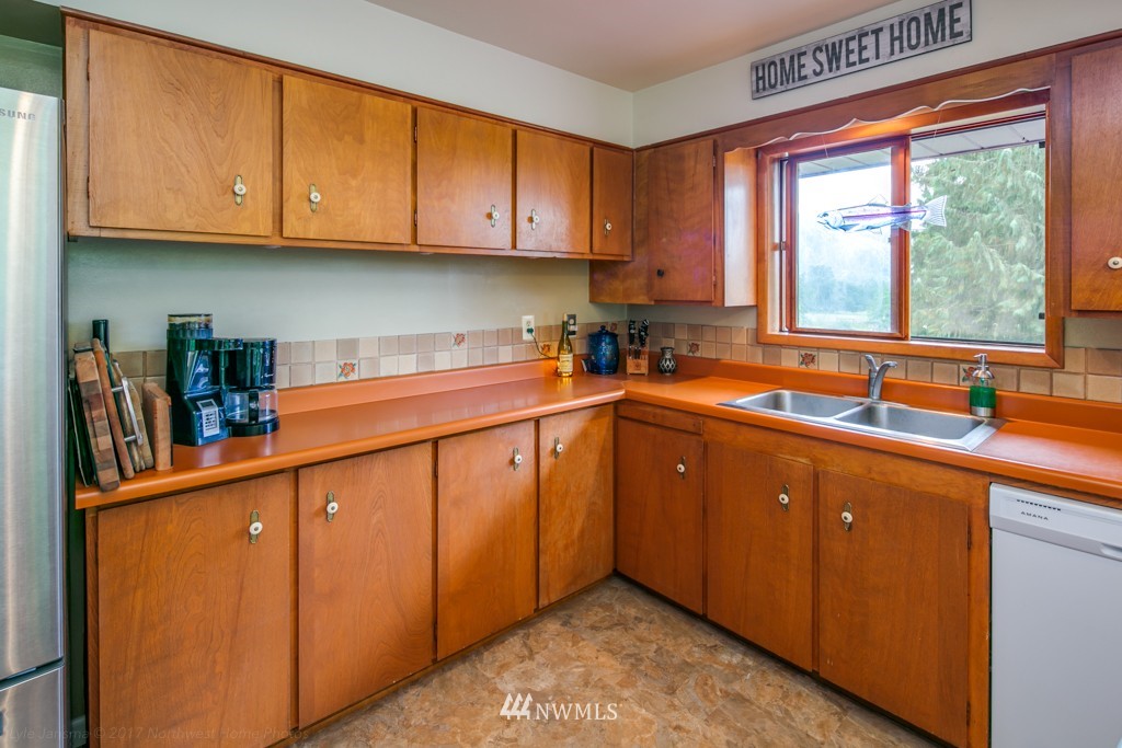 3941 Hillside Road Deming, WA 98244 - Photo 15 of 25