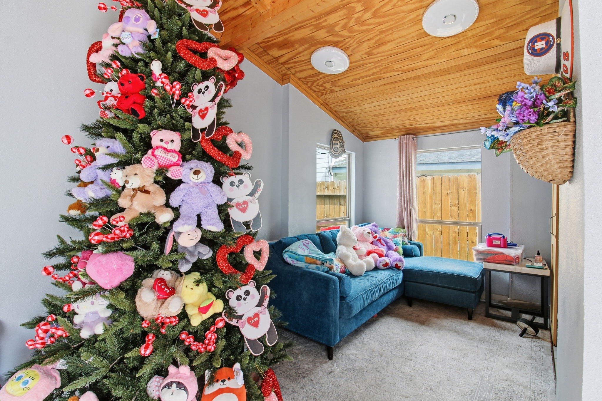 13106 Cherryglade Court Houston, TX 77044 - Photo 19 of 26 a living room filled with furniture and flowers