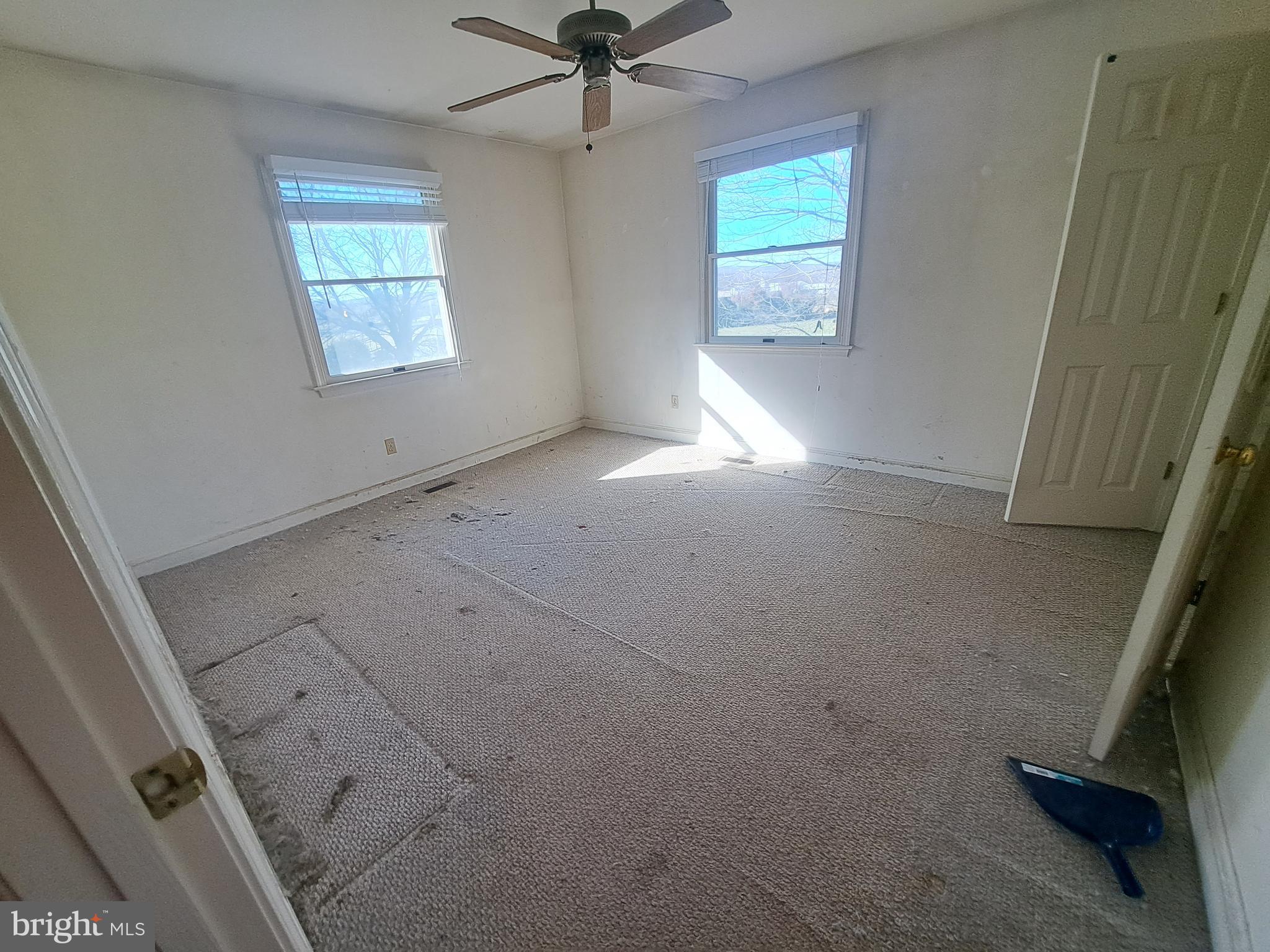 24401 River Road Dickerson, MD 20842 - Photo 34 of 43 an empty room with windows and fan