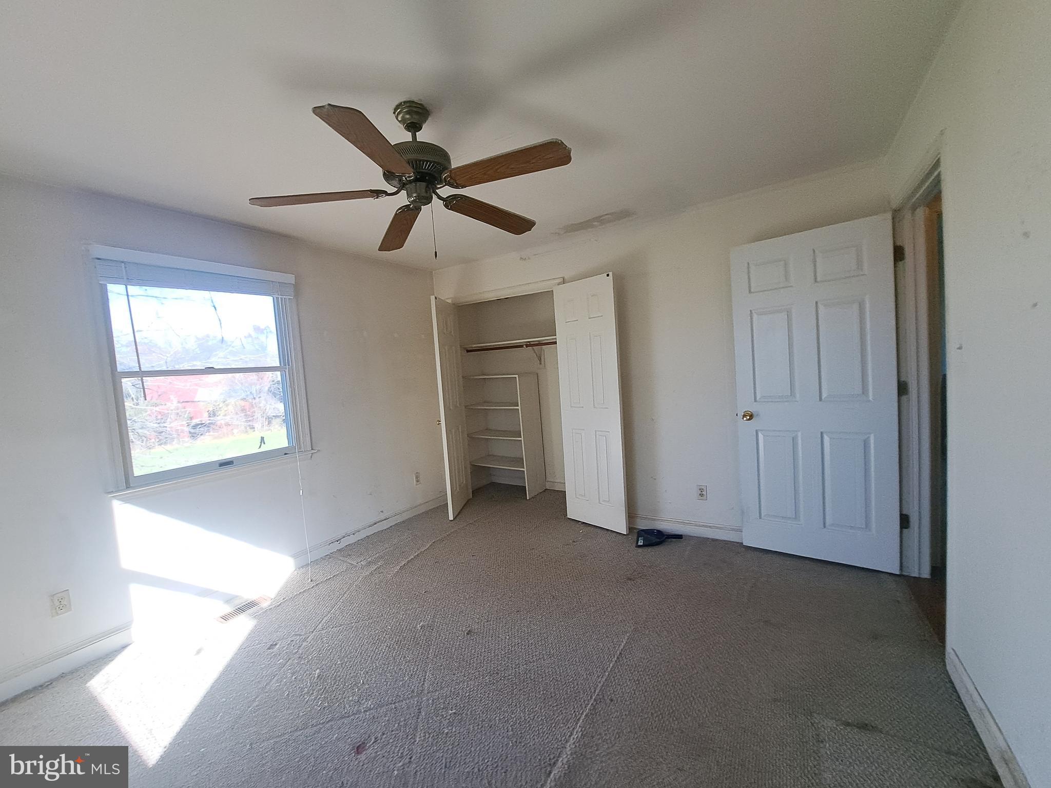 24401 River Road Dickerson, MD 20842 - Photo 35 of 43 a view of empty room with ceiling fan