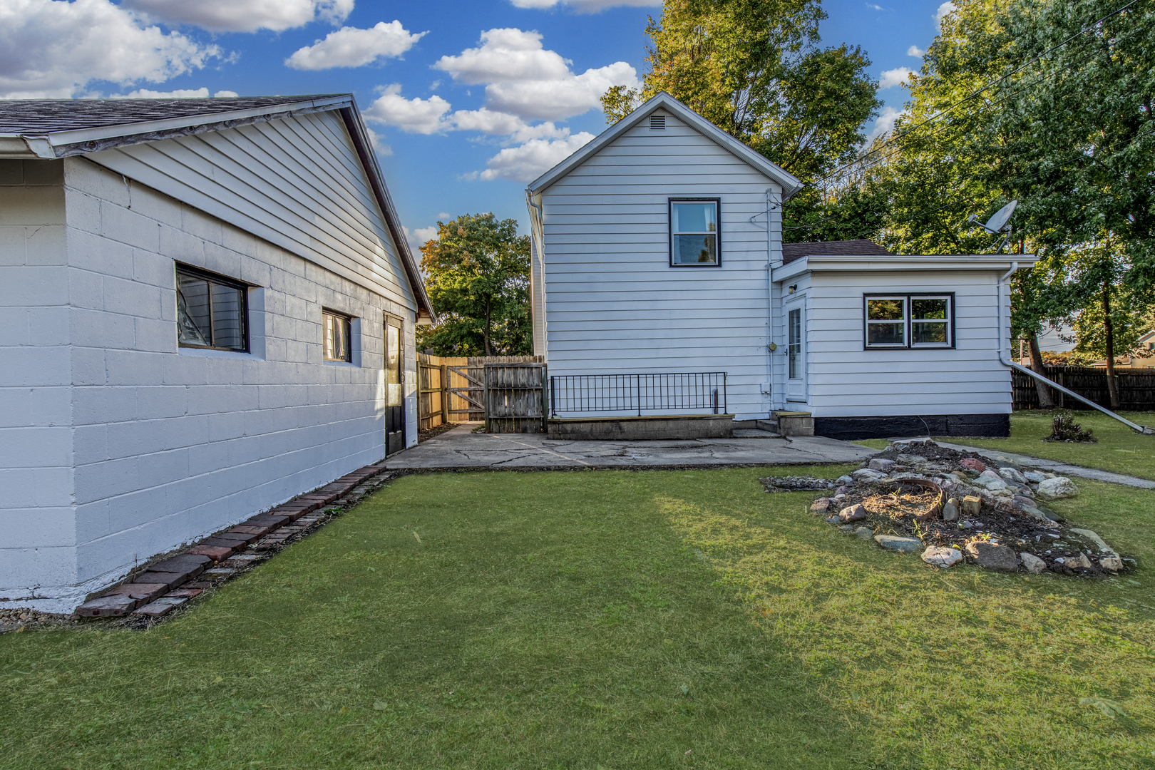 215 North Randolph Street Princeton, IL 61356 - Photo 19 of 24 a backyard of a house with table and chairs