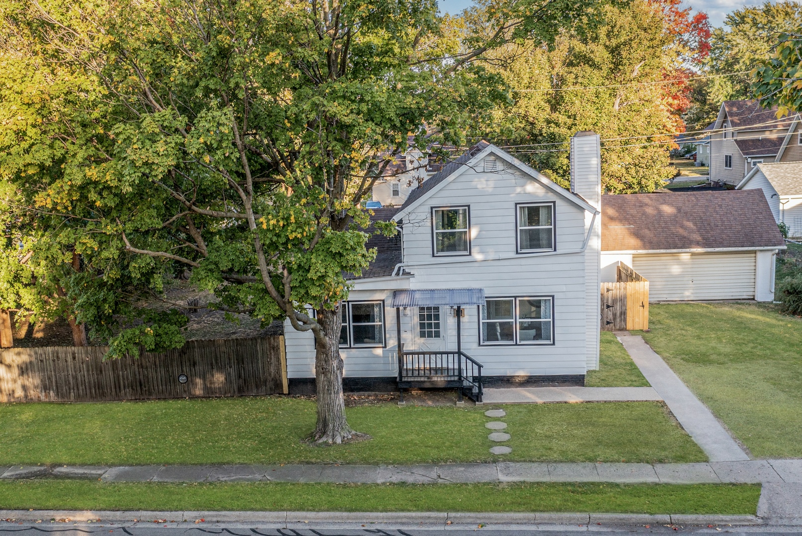 215 North Randolph Street Princeton, IL 61356 - Photo 2 of 24 a front view of a house with a yard