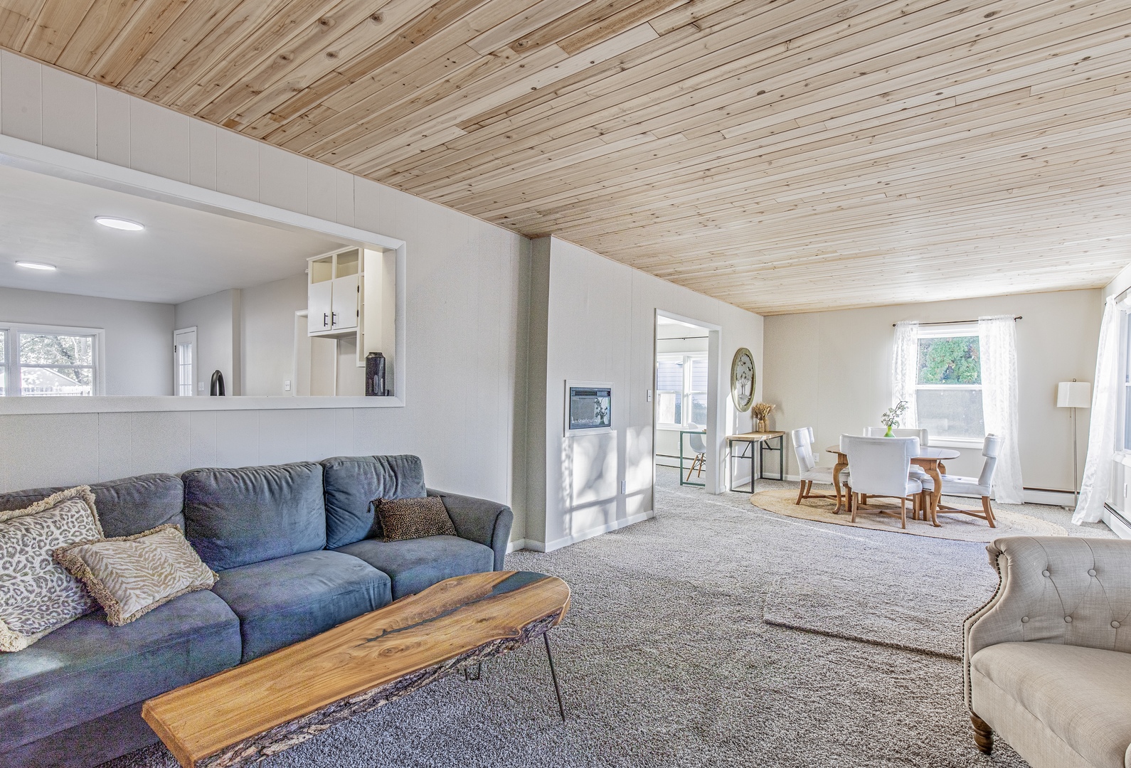 215 North Randolph Street Princeton, IL 61356 - Photo 3 of 24 a living room with furniture and kitchen view