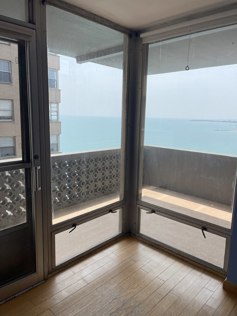 6301 North Sheridan Road, Unit 22F Chicago, IL 60660 - Photo 11 of 11 a view of a bathtub in a room