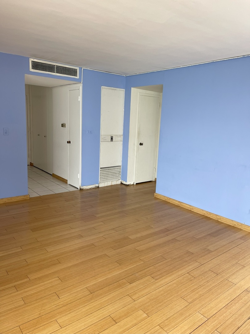 6301 North Sheridan Road, Unit 22F Chicago, IL 60660 - Photo 4 of 11 a view of an empty room