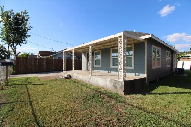 a view of a house with backyard and a garden
