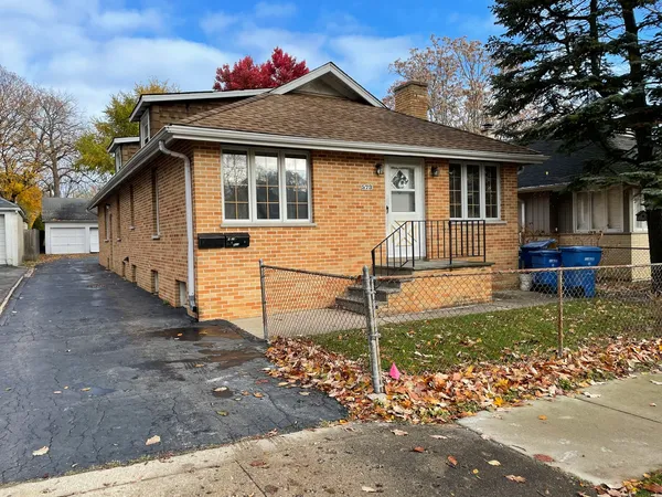a front view of house with yard
