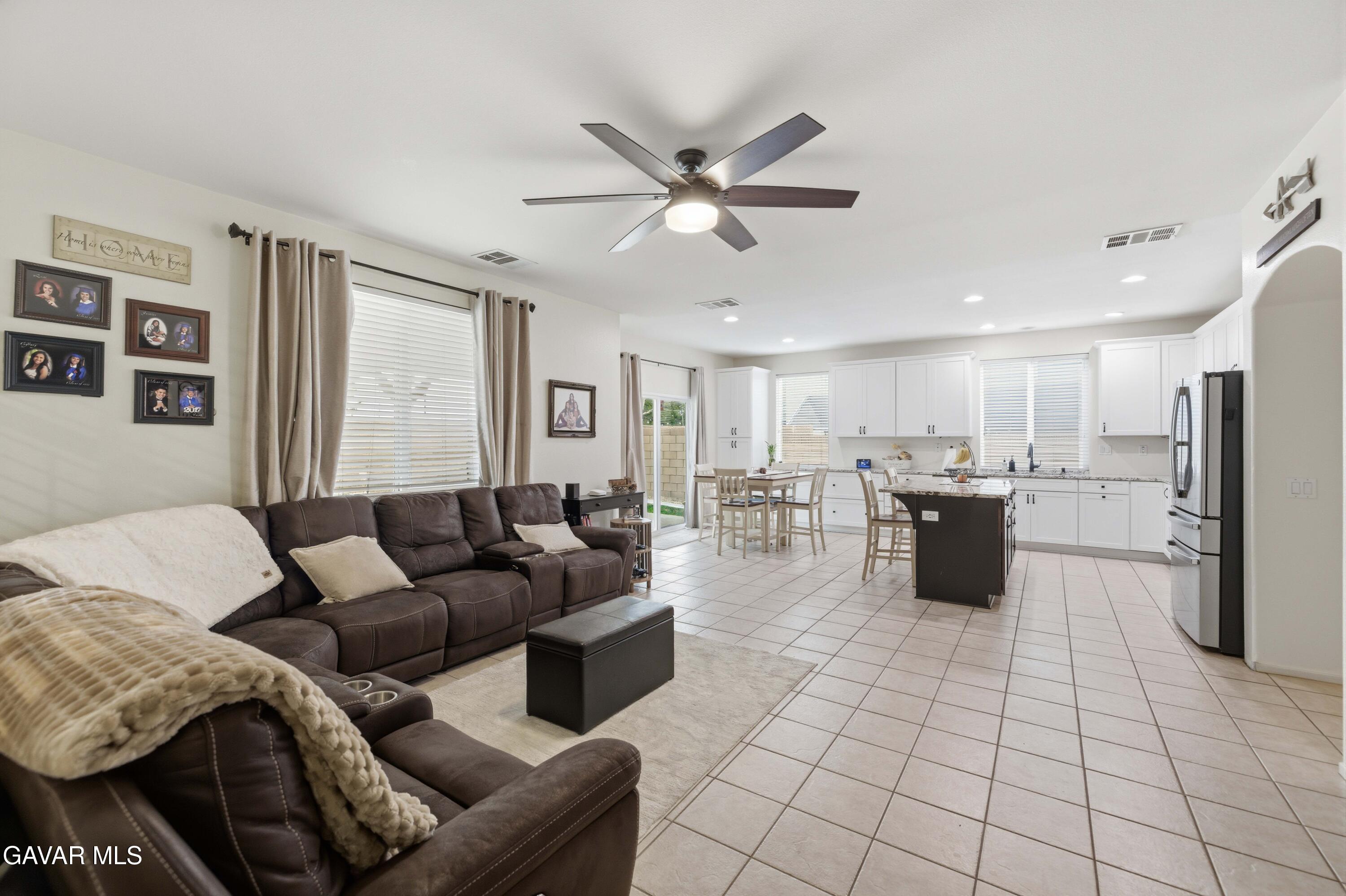 44663 Ruthron Avenue Lancaster, CA 93536 - Photo 18 of 40 44663 Ruthron Ave-18