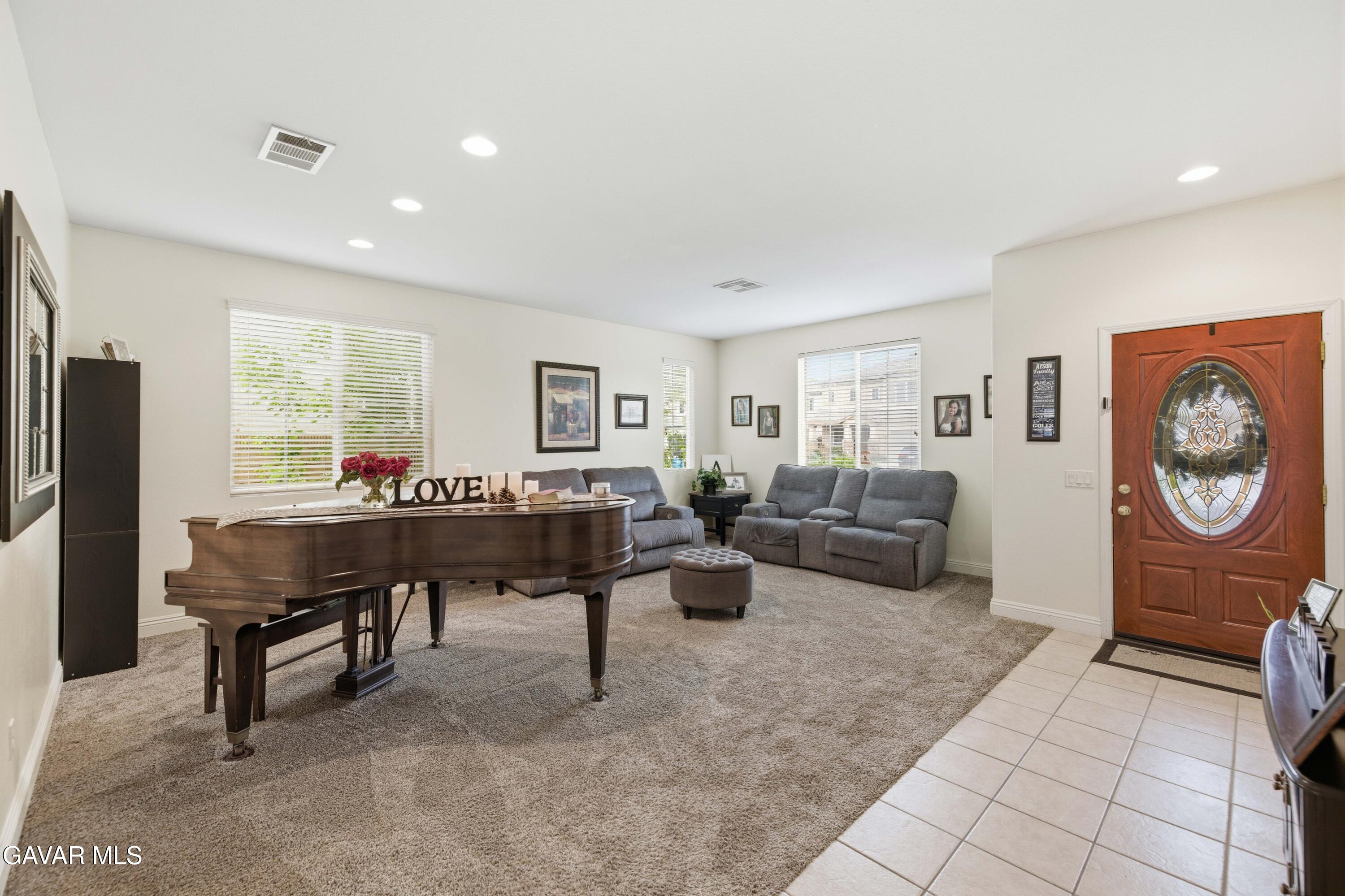 44663 Ruthron Avenue Lancaster, CA 93536 - Photo 5 of 40 44663 Ruthron Ave-5