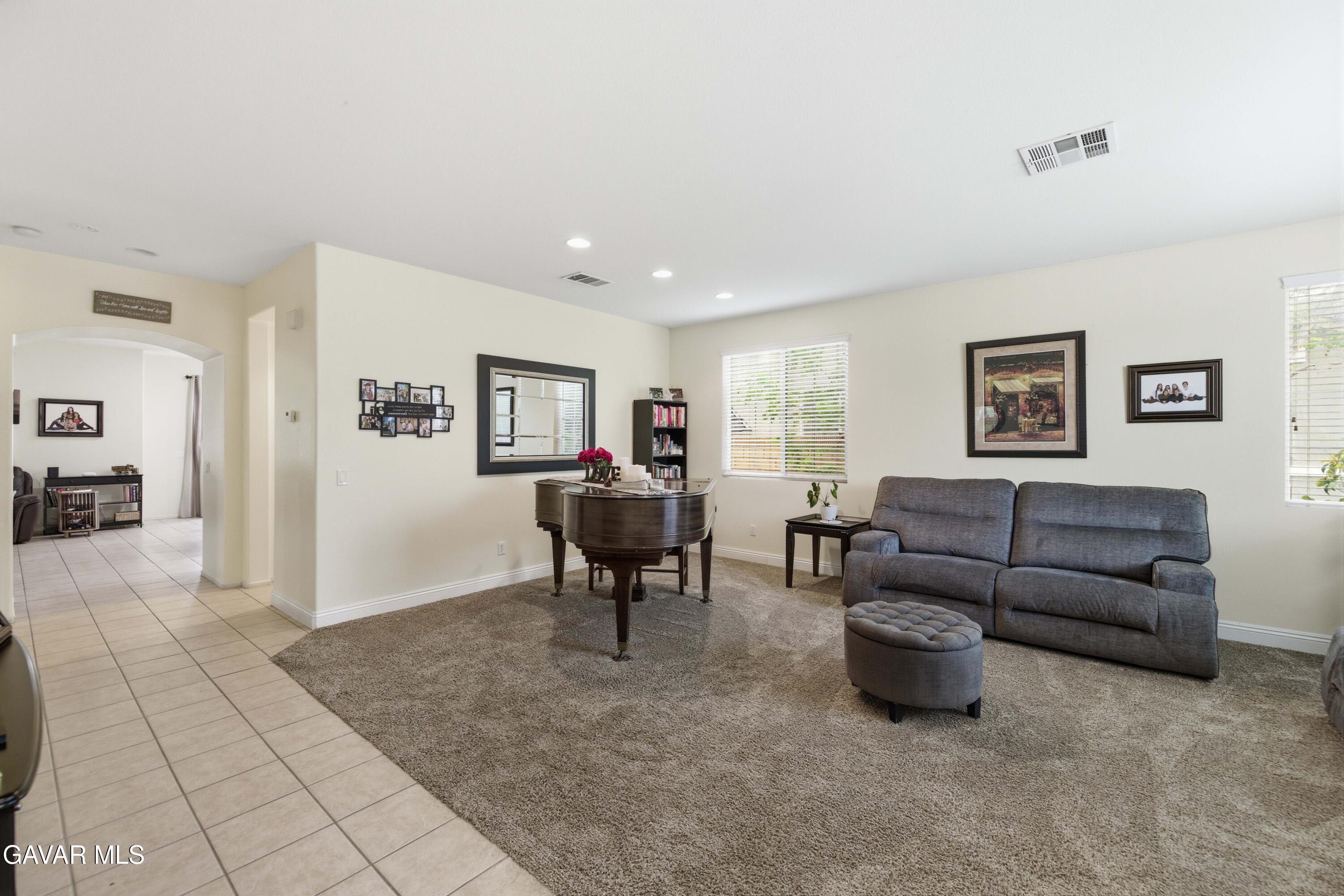 44663 Ruthron Avenue Lancaster, CA 93536 - Photo 6 of 40 44663 Ruthron Ave-6