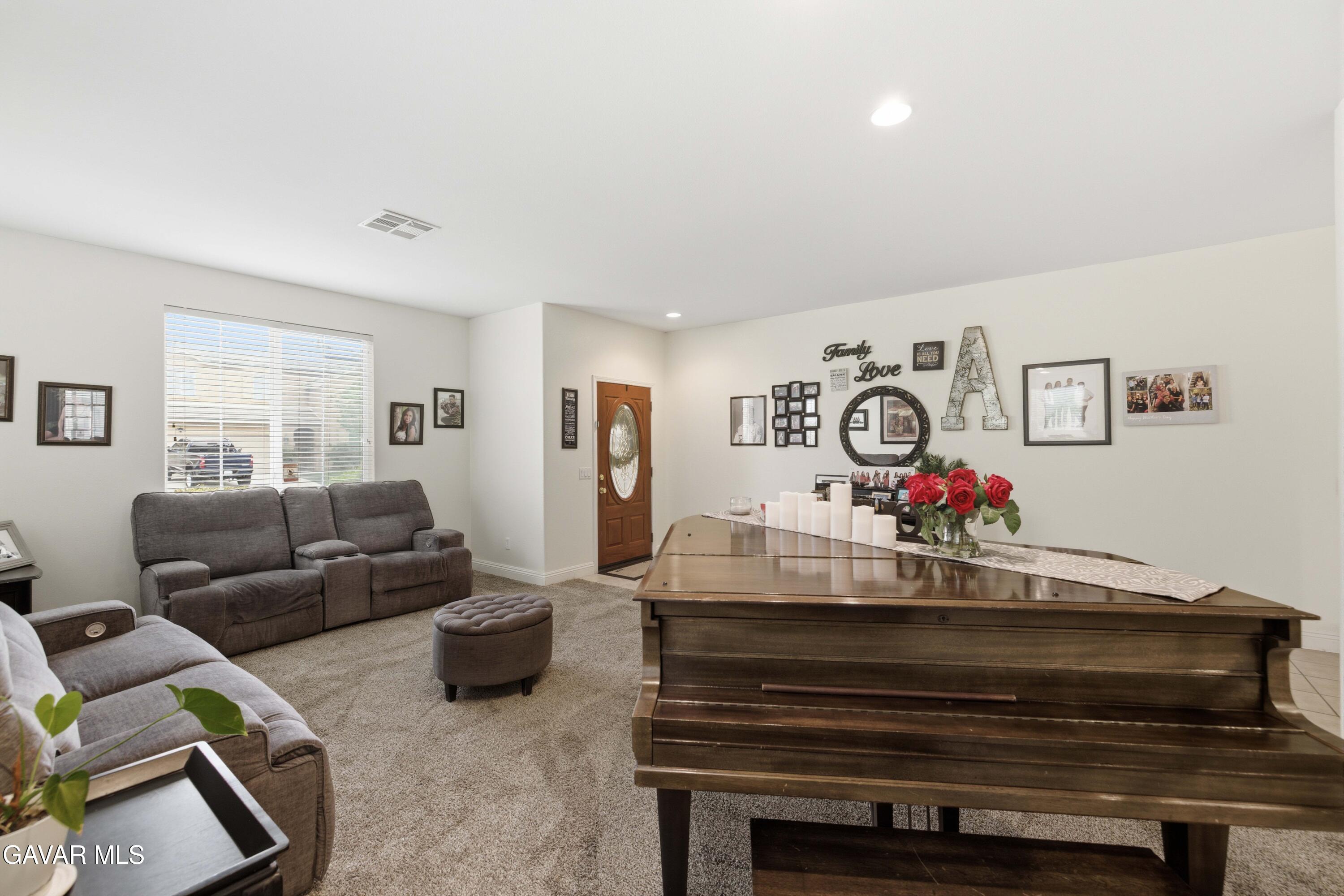 44663 Ruthron Avenue Lancaster, CA 93536 - Photo 7 of 40 44663 Ruthron Ave-7