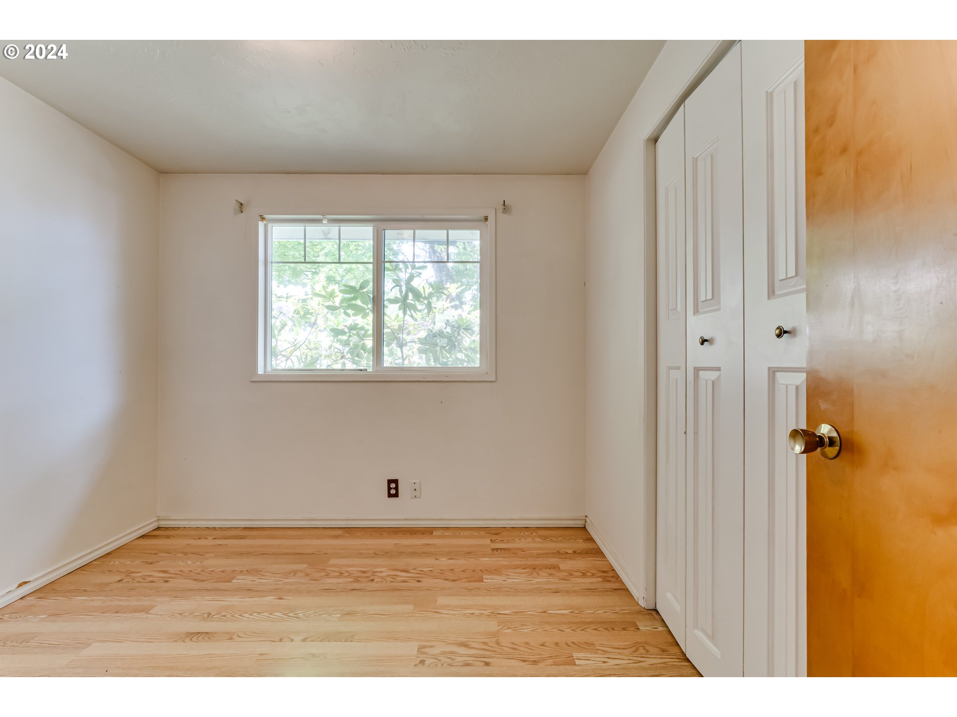 4115 Scottdale Street Eugene, OR 97404 - Photo 24 of 33 a view of an empty room with wooden floor and a window