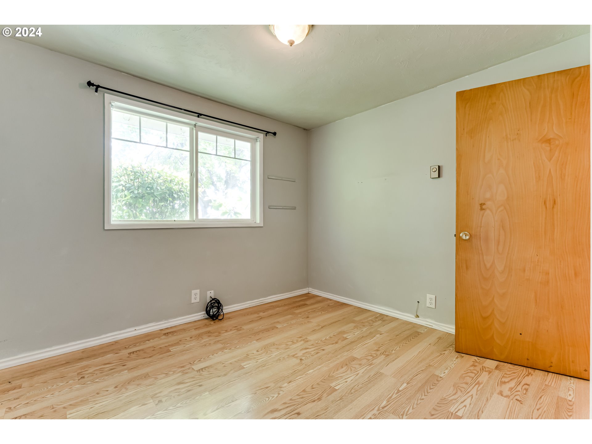 4115 Scottdale Street Eugene, OR 97404 - Photo 25 of 33 a view of an empty room with wooden floor and a window