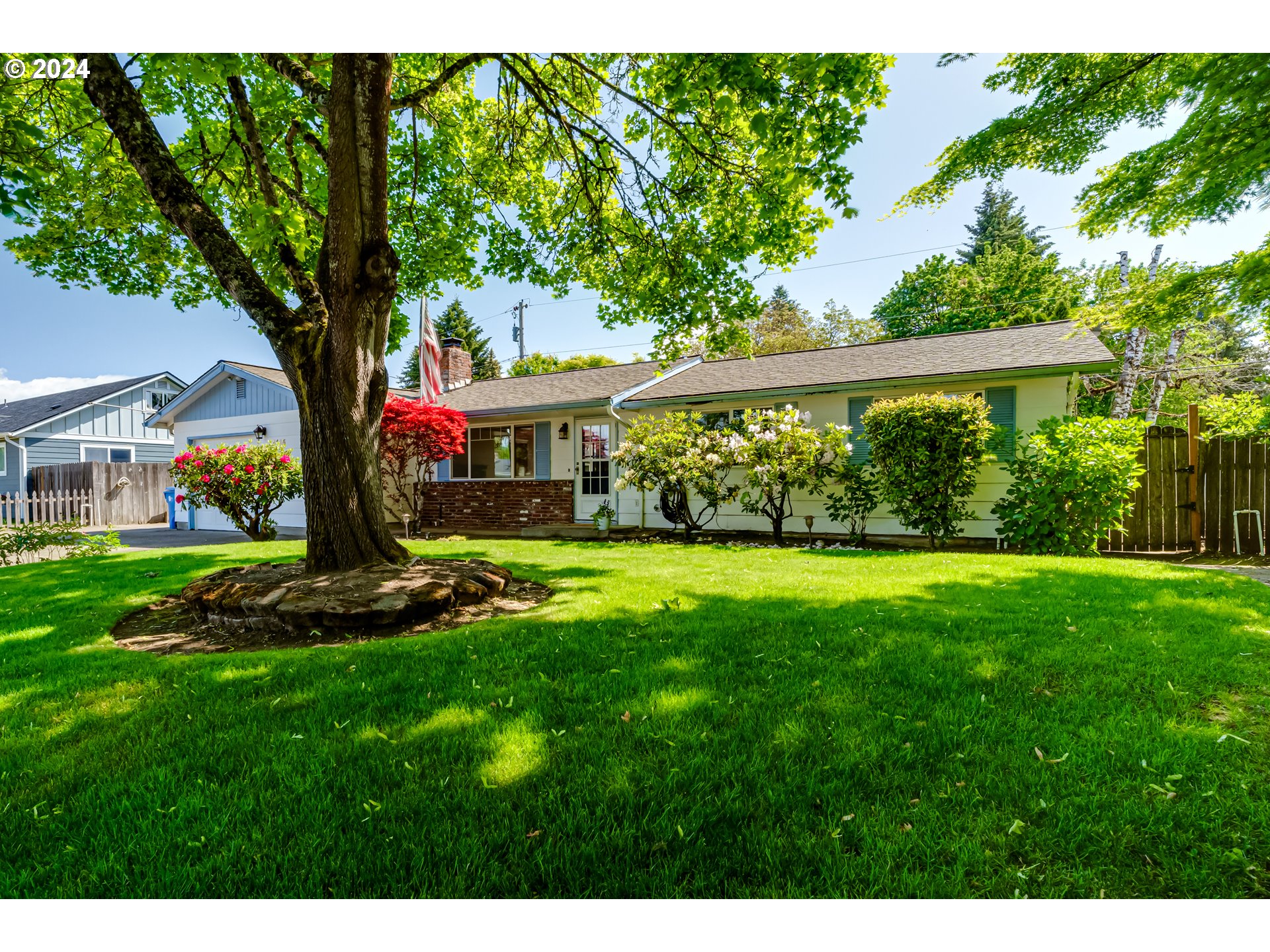4115 Scottdale Street Eugene, OR 97404 - Photo 3 of 33 a front view of a house with garden