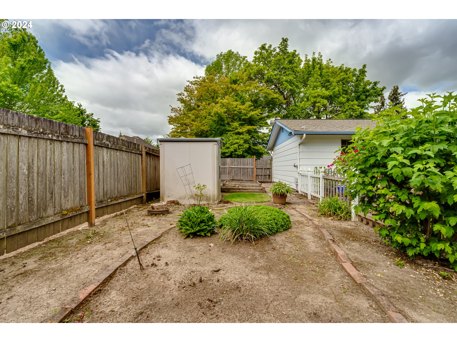 4115 Scottdale Street Eugene, OR 97404 - Photo 31 of 33 a backyard of a house with plants and trees