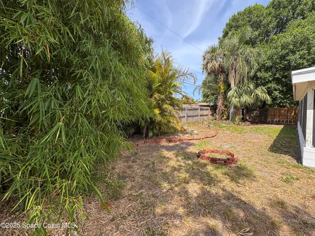 a view of yard with tree
