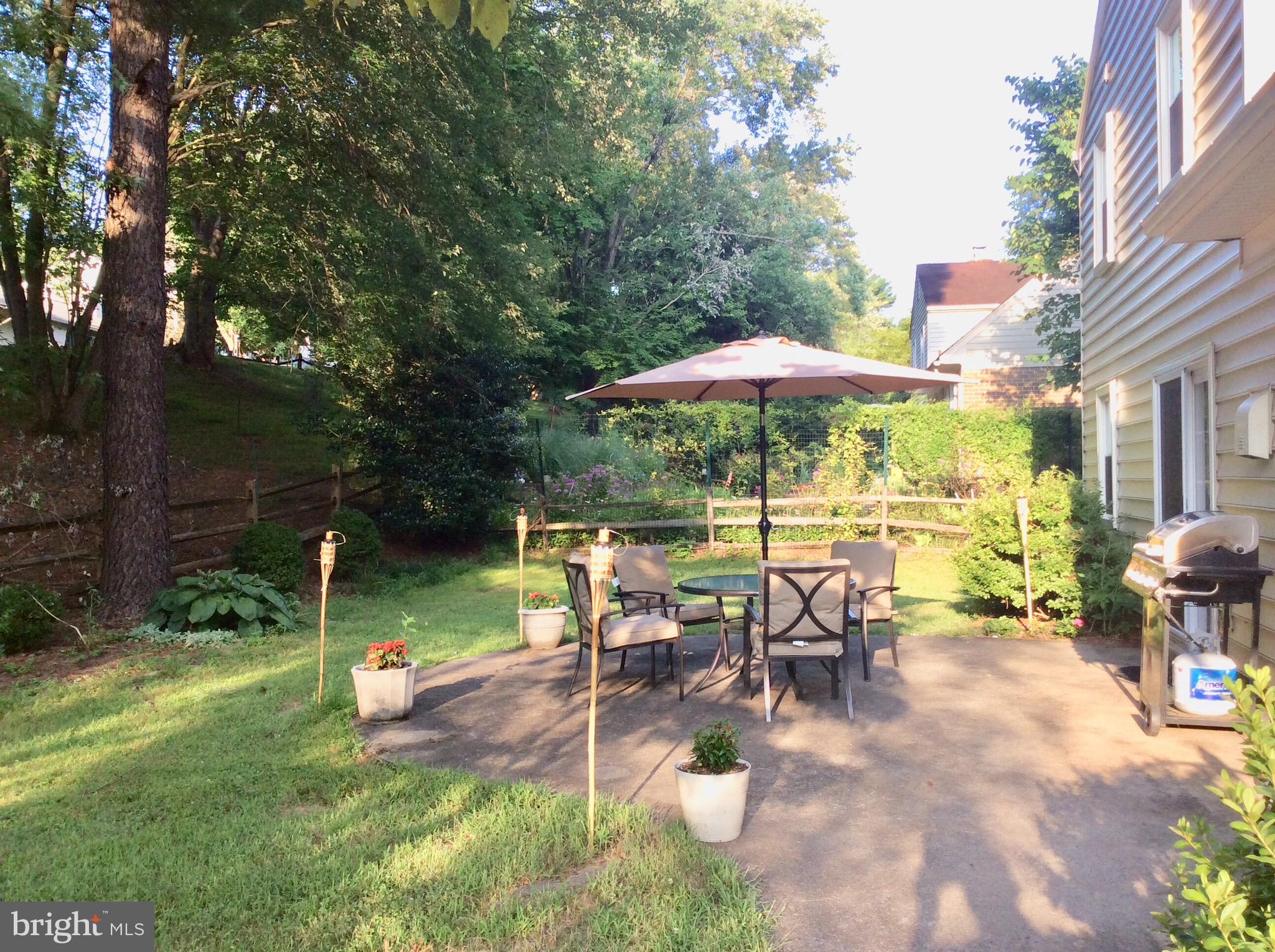 10629 Seneca Spring Way Gaithersburg, MD 20886 - Photo 25 of 27 Backyard patio