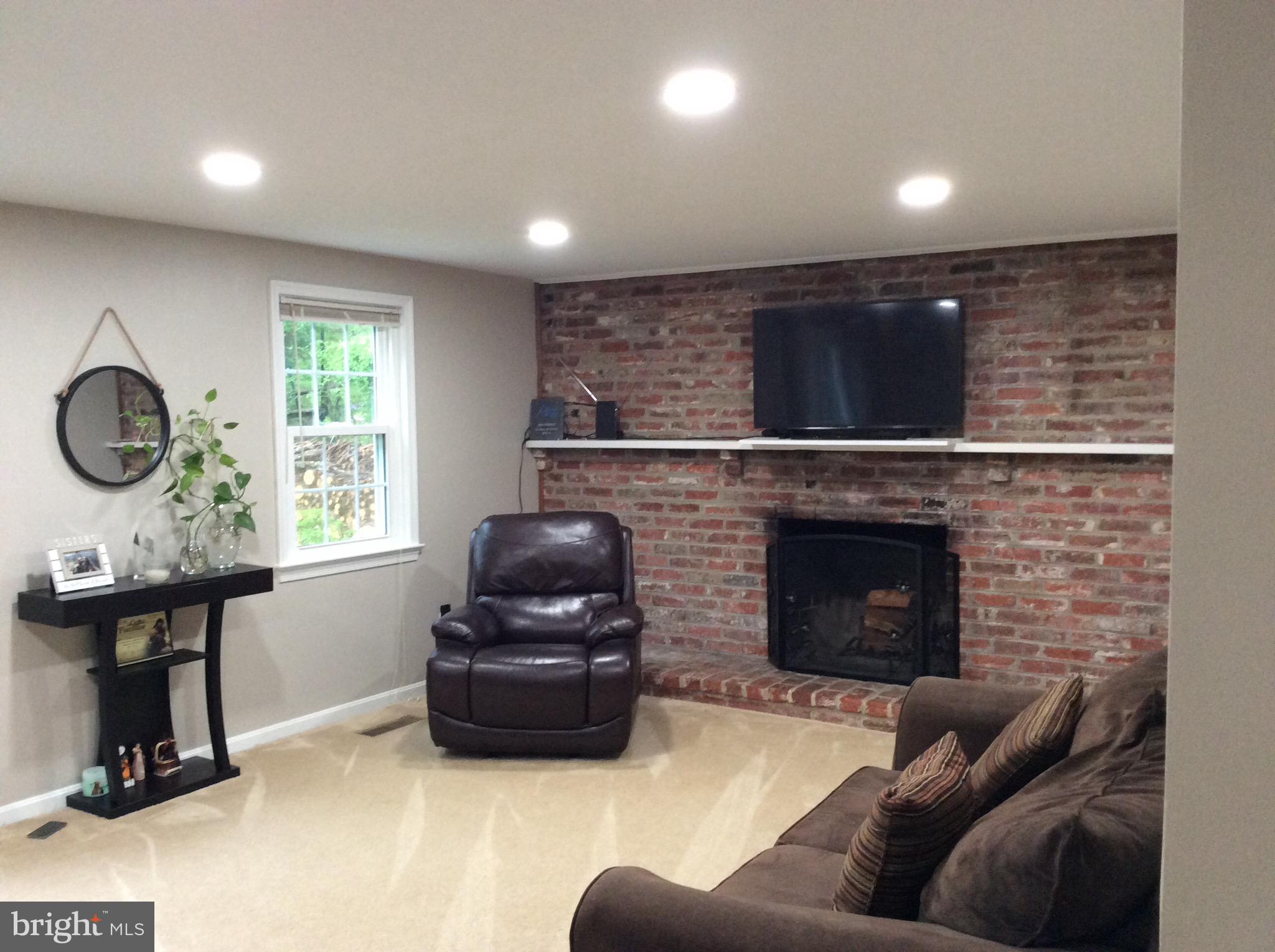 10629 Seneca Spring Way Gaithersburg, MD 20886 - Photo 9 of 27 Spacious family room with recessed lighting