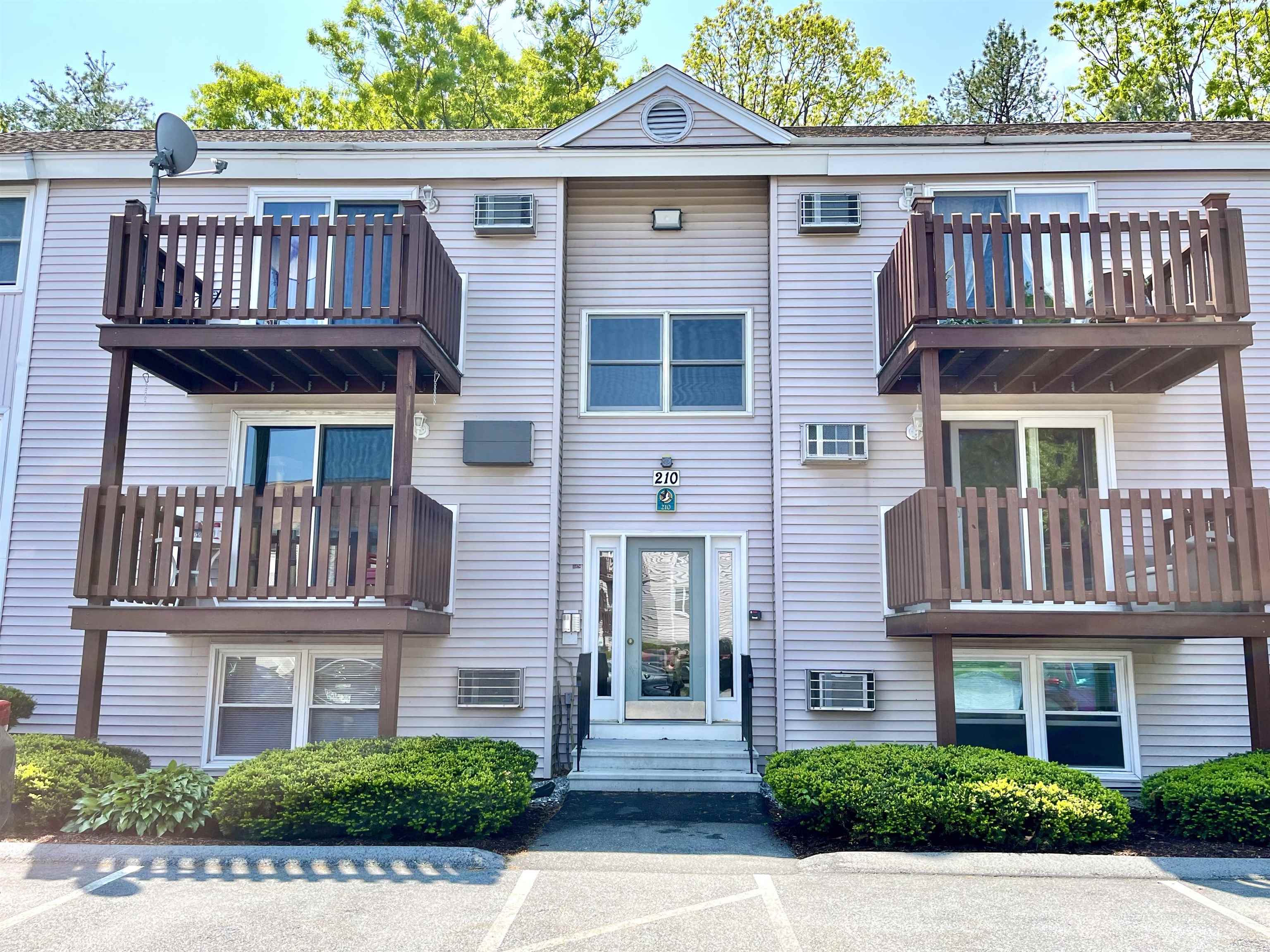 210 Circle Road Manchester, NH 03103 - Photo 3 of 12