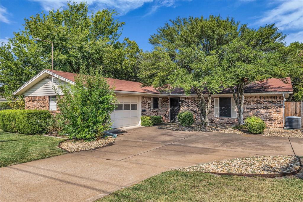 Ranch-style home with brick siding, driveway, and a garage