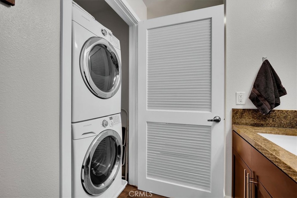 300 East 4th Street, Unit 214 Long Beach, CA 90802 - Photo 45 of 75 Washer & Dryer in Unit