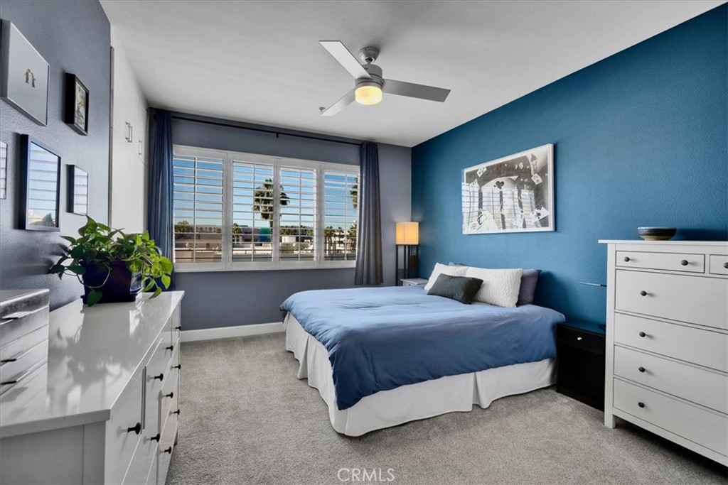 300 East 4th Street, Unit 214 Long Beach, CA 90802 - Photo 46 of 75 a bedroom with a bed and a potted plant